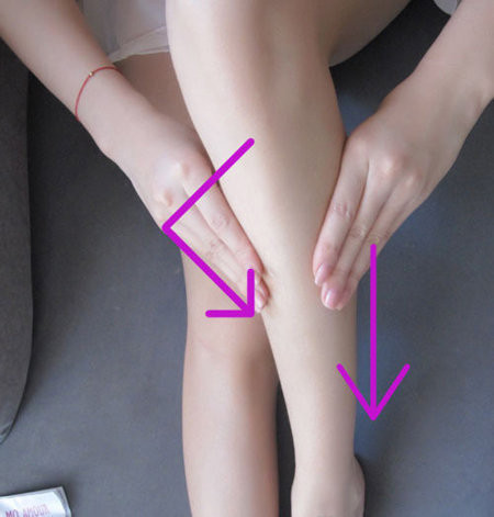 Dùng tay xoa bóp chà nhẹ bắp chân hai bên, tránh bóp quá mạnh gây tổn thương các mao mạch. Ảnh: webtretho.com.