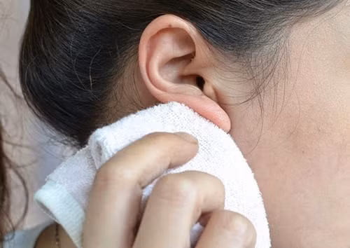 Khi vệ sinh lỗ tai đừng nên chà rửa quá mạnh, mà hãy nhẹ nhàng xoa bóp, như thế mới có tác dụng. Ảnh: Dongcam.info.