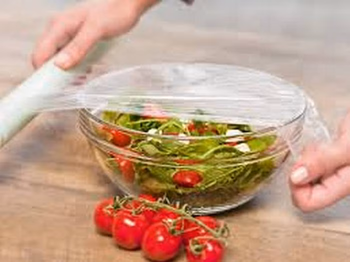 Phương pháp giảm cân bằng màng bọc thực phẩm có vẻ lạ nhưng đang được các cô gái rầm rộ thực hiện. Chẳng cần ăn kiêng mà chỉ dùng một màng bọc thực phẩm cùng với các nguyên liệu rẻ tiền của nhà bếp. Ảnh: Lazada.