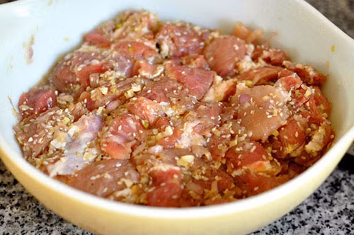 1. Thịt lợn rừng nướng. Nguyên liệu: Thịt lợn rừng. Thịt lợn rừng làm sạch lông, thái miếng mỏng vừa ăn. Sả cây, hành tỏi băm nhuyễn. Ướp đều thịt với sả băm, tỏi, hành tím, ớt băm, mè, dầu ăn, đường... trong khoảng 5 đến 10 phút cho món ăn được thấm gia vị. Ảnh: maycatthit.vn.