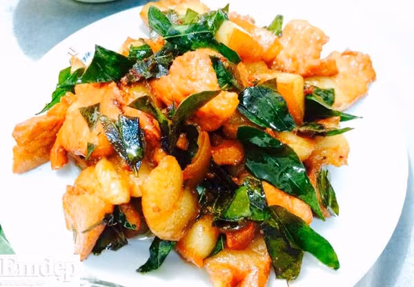 Làm nóng chảo, phi thơm hành tỏi, cho thịt vào đảo đều. Nêm thêm dầu hào, chút đường. Cho lá móc mật vào, đảo thêm cho thịt săn đều và ngấm vị là được. Ảnh: doisongphapluat.com.