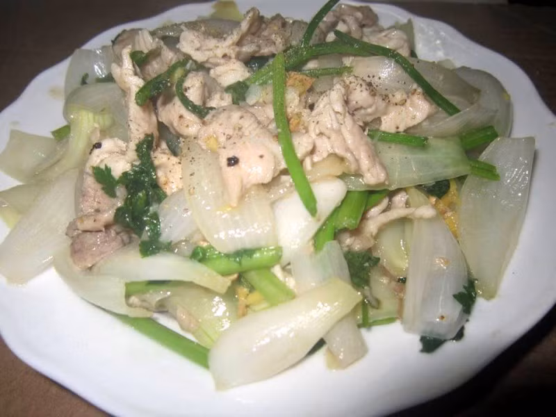 Phi thơm hành, tỏi, cho các nguyên liệu vào xào sau đó nêm tương ớt, ớt bột, đường, dầu mè, hạt tiêu vào đảo cùng thịt lợn. Quá trình xào khoảng 10 phút, cho tới khi thịt lợn săn lại là được. Ảnh: bepgiadinh.com.