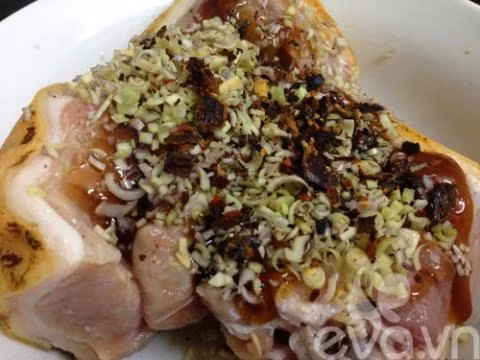 Thịt lợn rừng rửa sạch, cắt khổ nhỏ theo chiều dài với độ dày khoảng 4-5cm đem ướp với sả băm nhỏ, hành khô, hạt dổi rang chín nghiền hoặc giã nhỏ để khoảng 4-5 tiếng. Cho thịt vào nồi hấp cách thủy khoảng 30-40 phút. Lấy thịt ra thái lát mỏng bày ra đĩa. Ảnh: xaluan.com.