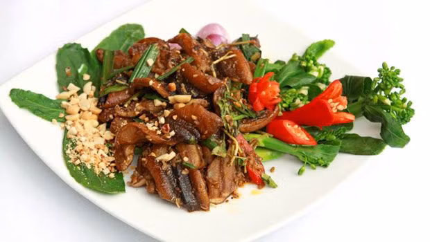 Chút lươn vào xào qua rồi cho một chút xíu nước vừa được đun sôi vào. Thi thoảng lại đảo đều cho đến khi lươn chín và nước cạn hết thì rắc lá lốt thái nhỏ vào. Món này ăn kèm bánh đa nướng thì không còn gì tuyệt vời hơn. Ảnh: me.phununet.vn.