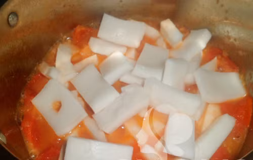 1. Cùi dừa kho cà chua. Nguyên liệu: Cùi dừa, cà chua, hành tươi, ớt quả, nước mắm, dầu ăn. Dừa bạn chọn loại cùi dầy vừa phải rồi dùng dao hoặc nạo để gọt sạch lớp vỏ cứng bên ngoài, rửa sạch rồi thái dừa thành những miếng vuông vừa ăn. Cà chua bạn chọn loại quả chín đều, nhiều bột, bạn rửa sạch bỏ hạt và thái thành nhiều miếng mỏng. Hành lá rửa sạch, thái khúc dài khoảng 5cm rồi chẻ nhỏ, ớt tươi bỏ hạt, thái từng miếng mỏng.