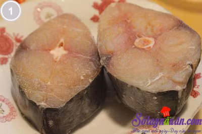 5. Cá kho cùi dừa. Nguyên liệu: Cá thu, dứa, cùi dừa, nước mắm, muối, đường, hạt tiêu, ớt bột, hành lá, hành khô, ớt quả. Cá rửa sạch, ướp vào một thìa nhỏ muối trong vòng 30 phút. Cùi dừa thái miếng vừa ăn, giữ lại nước dừa để kho cá. Dứa gọt vỏ, bỏ mắt rồi thái lát mỏng vừa ăn. Ảnh: sotaynauan.com.