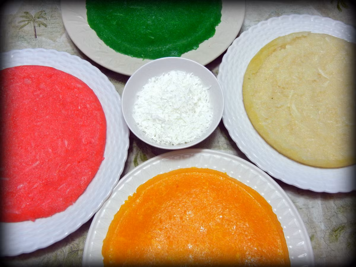 Tạo màu: Làm sạch lá dứa, lá cẩm, củ dền, sau đó thái nhỏ từng loại, cho vào nấu riêng từng loại với nước để tạo các màu khác nhau. Chắt nước màu ra 3 bát khác nhau. Trộn bột: Phần khoai mì đã vắt ráo trộn với tinh bột khoai mì, thêm 3 muỗng bột năng, 2 muỗng đường, chút muối, 1/2 nước cốt dừa trộn đều. Lúc này hỗn hợp vẫn còn hơi khô. Chia ra làm 4 tô. Pha màu: Cho màu vào các tô, riêng màu trắng do vẫn còn khô nên thêm chút nước lọc vào. Canh làm sao cho hỗn hợp khoai hơi ướt không để bị nhão. Như vậy chúng ta có những màu như sau: trắng, tím, đỏ, xanh. Ảnh: vietlifestyles.com.