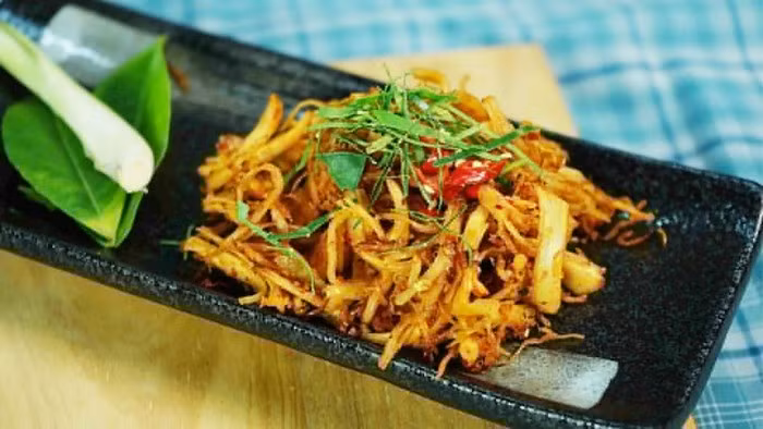 Bắc một cái chảo khác lên bếp, cho 1 muỗng canh dầu vào, chờ dầu nóng thì cho hết hành tỏi băm vào xào thơm. Sau đó cho hết tương ớt sa tế cùng các gia vị còn lại đun sôi. Cuối cùng cho thịt gà vào đảo đều cho tất cả mọi thứ trộn đều với nhau là tắt bếp. Ảnh: Foodnk.