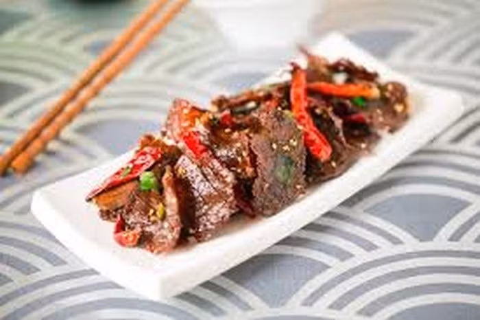 Thả thịt bò vào đảo đều tay. Thêm một thìa đường cát trắng, 1 thìa nước mắm, 2 thìa rượu trắng, 1 thìa hạt nêm, 2 thìa vừng vào. Đảo đều tay khoảng 5 phút thì tắt lửa. Trước khi tắt lửa thêm 1 thìa hạt tiêu nếu thích. Món khô xào này ăn lúc nóng vô cùng thơm ngon. Ảnh: Emdep.