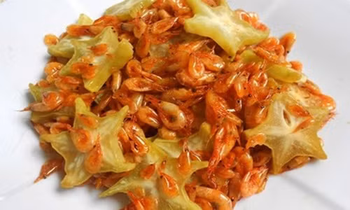 Bắc chảo lên bếp cho vào dầu ăn vào, đợi dầu ăn nóng đổ dứa vào đảo đều. Nêm hạt nêm, đường, nước mắm. Tiếp tục đảo đều xào tầm 3 phút. Cho tép vào đảo đều vài phút cho chín tép, nêm lại thêm ít bột ngọt, tiêu. Tùy theo sở thích gia đình các bạn nên vừa ăn và hơi chua chua. Ảnh: Cachnauan.