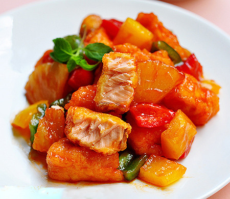 Tiếp đến, lấy nước sốt cà chua, hành tây, tỏi, bột cà ri, hạt tiêu, ớt bột, gừng và rau mùi cho vào máy xay xay nhuyễn. Sau đó, cho nước sốt vừa xay vào chảo đun sôi trong khoảng 5 phút rồi cho cá hồi vào đun nhỏ lửa trong 8 phút cho cá thấm nước sốt là được. Ảnh: Cá kho làng Vũ Đại.