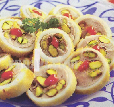 3. Món ăn tinh tế này chắc chắn sẽ làm hài lòng khẩu vị của những người khó tính nhất. Đây không chỉ là một món ăn ngon mà còn rất bắt mắt khi được bày trên bàn tiệc. Vị ngọt của mực tươi hòa quyện cùng hương vị thơm ngon của hạt dẻ đó là sự kết hợp hài hòa tạo nên một món ăn đặc biệt. Ảnh: vandinh.vn.