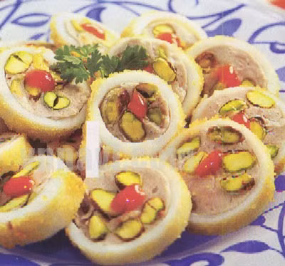 3. Món ăn tinh tế này chắc chắn sẽ làm hài lòng khẩu vị của những người khó tính nhất. Đây không chỉ là một món ăn ngon mà còn rất bắt mắt khi được bày trên bàn tiệc. Vị ngọt của mực tươi hòa quyện cùng hương vị thơm ngon của hạt dẻ đó là sự kết hợp hài hòa tạo nên một món ăn đặc biệt. Ảnh: vandinh.vn.