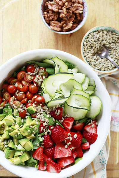 9. Lạc, hạnh nhân, hạt dẻ... đều có thể bổ sung vào món salad. Chúng không chỉ khiến món ăn ngậy, lạ miệng mà còn cung cấp protein và một lượng chất béo nhất định. Ảnh: giadinh.net.vn.