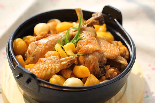 4. Cánh gà om hạt dẻ thơm bùi ngon tuyệt rất hợp để ăn với cơm ngày mùa đông. Ai là tín đồ của hạt dẻ thơm bùi, thì nhanh tay làm theo nào. Ảnh: gacung.com.