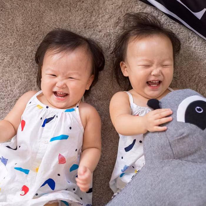 Đến khi sinh, hai bé phải ra đời bằng phương pháp sinh mổ và phải chăm sóc đặc biệt. Trong tuần đầu tiên, mỗi bé chỉ còn 1,3kg nhưng sau đó lại cho thấy những dấu hiệu phát triển tốt.