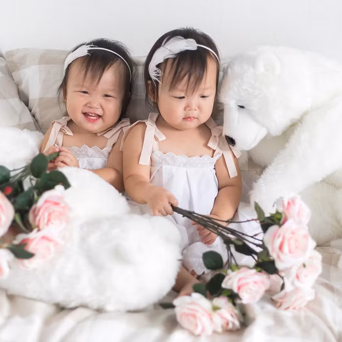 Bố mẹ hai bé liên tục cho ra đời những bộ ảnh chụp vô cùng đáng yêu để đáp lại người hâm mộ.