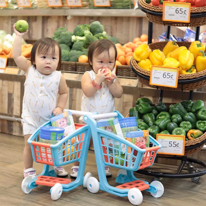 Cặp sinh đôi này trở nên nổi tiếng trên Instagram với 323.000 lượt người theo dõi. Thậm chí các tờ báo trên thế giới đều viết lại câu chuyện về chúng.