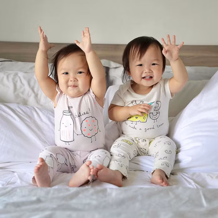 Giờ đây, hai bé hoàn toàn khỏe mạnh, trở thành những em bé bụ bẫm đáng yêu nhất thế giới.