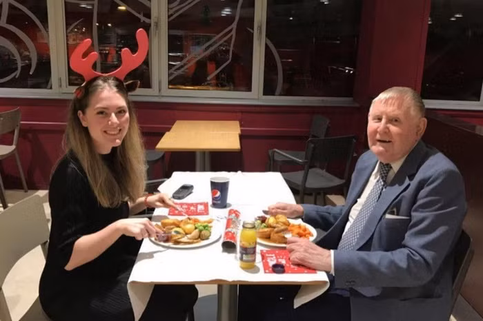 Cô gái này đã mời một ông già đến bàn ăn tối với mình khi phát hiện ông ngồi một mình. Kết quả, cô gái được ông tặng một bó hoa to thay lời cảm ơn.