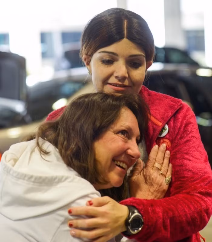 Một người mẹ hạnh phúc rơi nước mắt lắng nghe tiếng trái tim của con trai đã chết trong ngực của người con gái được cấy vào.