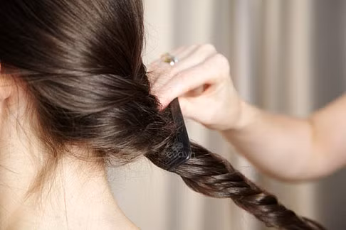 Kiểu tóc này khá nữ tính và hợp với thời tiết sắp vào thu, nên ngoài những lúc đi ngủ, bạn hoàn toàn có thể áp dụng kiểu tóc này cho những buổi đi chơi hay đi làm công sở. Ảnh: dep.bacsi.com.