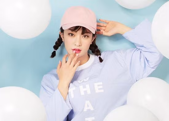 1. Tết hai bên: Với những cô nàng luôn thấy khó chịu, ngứa ngáy vì bị tóc bết vào mặt khi đi ngủ, tết tóc đuôi sam hai bên là giải pháp đơn giản, hiệu quả nhất. Ảnh: xonxen.net.