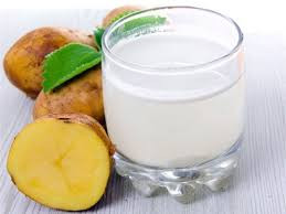 5. Sữa chua, khoai tây và bạc hà: Chỉ cần trộn đều 200gr khoai tây đã luộc chín, 2 muỗng sữa chua, 2 muỗng tinh dầu bạc hà đắp lên da mặt và rửa sạch lại sau 10 phút. Ảnh: kenhphunu.com.