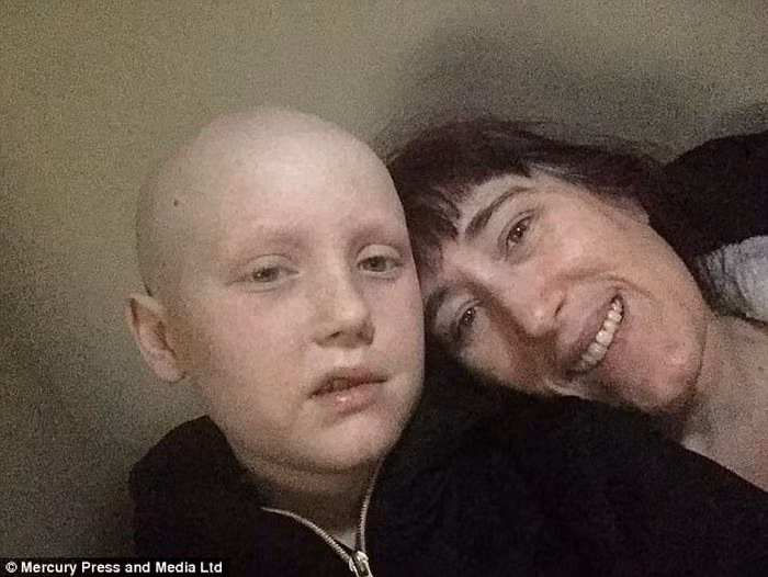 Thay vì giọng nói, giờ đây cậu bé phải giao tiếp với mọi người bằng cử chỉ. Song song với việc hóa trị, cậu bé cũng phải trị liệu để khuyến khích cơ bắp di chuyển trở lại, tránh tình trạng khối u trong não ép vào các dây thần kinh khiến miệng, mắt và lông mày méo xệch.