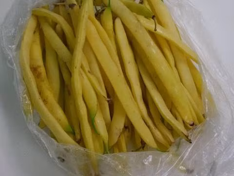 5. Trâu chọi xào đậu vàng. Nguyên liệu: Thịt trâu chọi, đậu vàng, tỏi, gừng, bột nêm, nước mắm. Thịt trâu thái thật mỏng, ướp với gừng, tỏi băm nhuyễn, bột nêm, tiêu xay trong 15 phút. Đậu tước xơ hai bên cạnh và rửa sạch, bẻ ngắn bằng hai đốt ngón tay. Ảnh: cookpad.com.