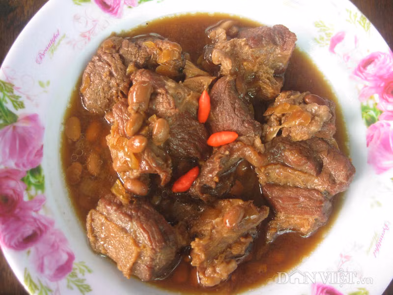 Nêm dầu hào, cà chua, gia vị rồi cho rượu vào đun lửa nhỏ. Nấu cho thịt mềm nhừ. Nêm cho vừa ăn là được. Ăn kèm bún, bánh mỳ, cơm đều rất ngon. Ảnh: danviet.vn.