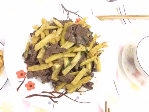 Cho 3 thìa dầu vào chảo và xào đậu. Nêm bột nêm cùng 1 thìa nước mắm vào đậu và xào cho chín. Tắt bếp và trộn thịt trâu chọi vào là xong. Ảnh: cookpad.com.