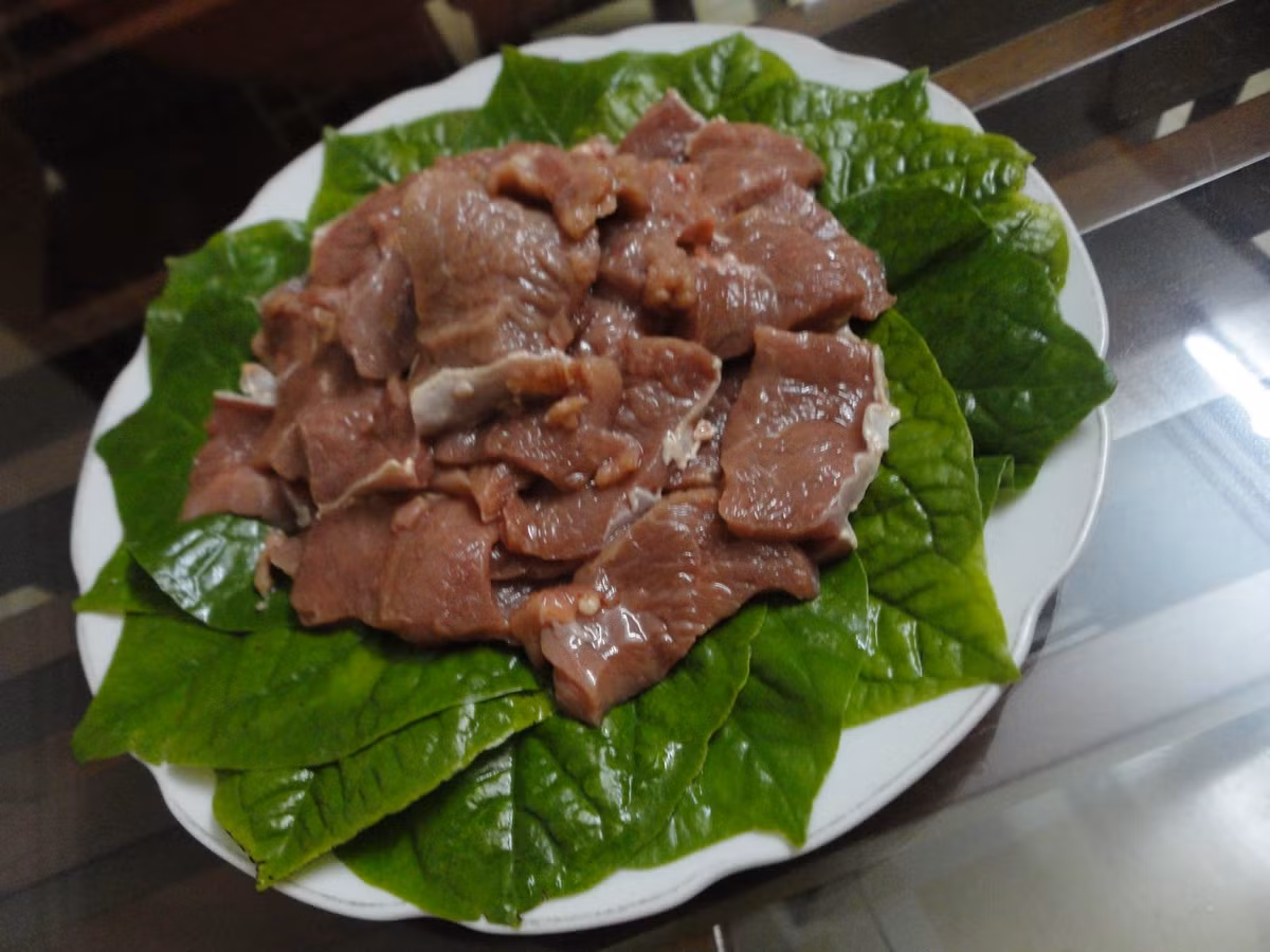 4. Thịt trâu xào lá lốt. Nguyên liệu: Thịt trâu, lá lốt, ớt, nước mắm, tiêu, bột nêm, cà chua bi, tỏi. Thịt trâu rửa sạch cắt mỏng, cho ít bột nêm, ớt bột, nước mắm ướp khoảng 10 phút. Ảnh: Chudu24.com.