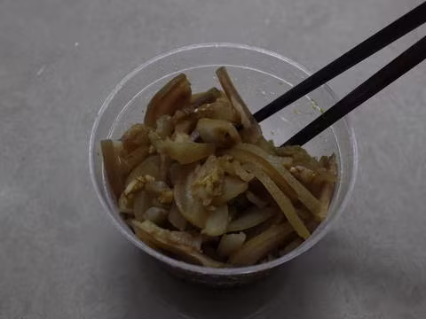 6. Da trâu xào rau muống. Nguyên liệu: Da trâu, rau muống, tỏi, nước tương, muối, bột ngọt. Da trâu rửa sạch, thái mỏng. Tỏi bóc vỏ, đập dập. Ướp da trâu với nước tương, muối và một nửa tỏi ở trên. Ảnh: cookpad.com.