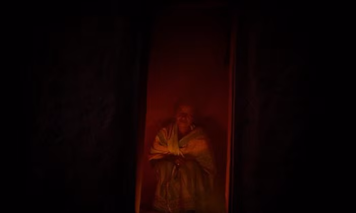 Thậm chí, sau khi kết thúc kỳ kinh nguyệt, họ phải tắm bằng nước tiểu bò. Người dân nơi đây tin rằng, chỉ nước tiểu bò mới đủ tinh khiết, sạch sẽ để gột bỏ sự ô uế này. Ảnh: Lamsao.