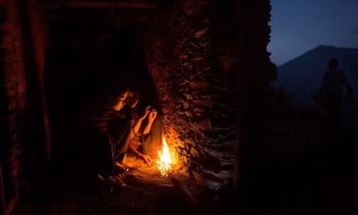 Khi bị cách ly, những phụ nữ này còn không được ăn uống bình thường và cấm được uống sữa. Cuối năm ngoái (2016) một phụ nữ xấu số đã tử vong vì hủ tục này. Nguyên nhân được cảnh sát thông tin rằng, cô trú ngụ trong một chiếc lều rách nát ngoài làng và đốt lửa để sưởi ấm và bị chết ngạt. Ảnh: Hoitraloi.