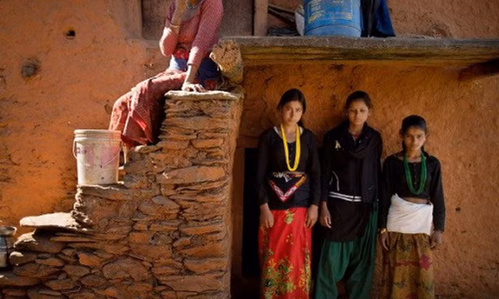 Có chuồng bò lên tới 15 người cùng chung sống trong điều kiện thiếu nước, mất vệ sinh khiến nhiều người mắc các bệnh về truyền nhiễm, hô hấp. Ảnh: Viettoday.