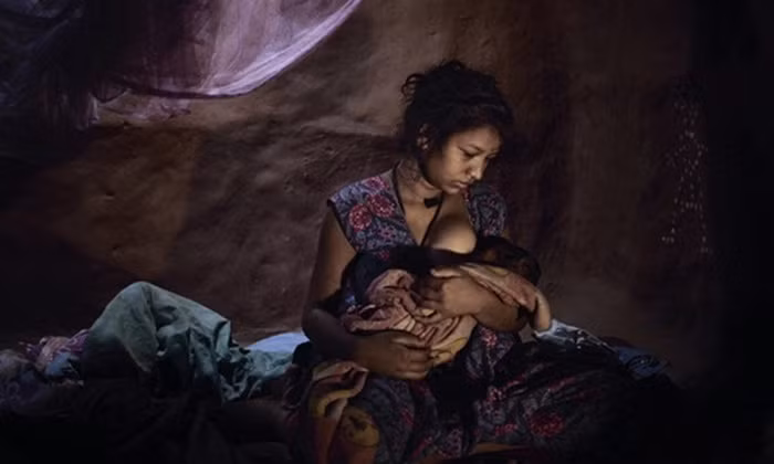 Không dừng lại ở đó, phụ nữ sau khi sinh con cũng bị cho là ô uế và cũng phải sống cách ly tương tự. Rất nhiều sản phụ đã tử vong bởi quá yếu và mất sức, thêm đó không có sự chăm sóc của gia đình khi bị nhốt riêng. Ảnh: Dơisongphapluat.