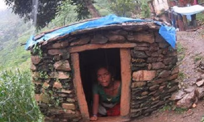 Lý do rất đơn giản, họ nghĩ rằng, phụ nữ không sạch sẽ vào ngày này sẽ mang đến xui xẻo cho những người xung quanh. Dù cho chính phủ đã cấm nhưng ở vùng sâu vùng xa hủ tục về kinh nguyệt vẫn còn tiếp diễn. Sau khi bị đuổi ra khỏi làng, họ sẽ phải tự tìm nơi ẩn náu, đến khi nào thật hết sạch kinh nguyệt thì mới được trở lại. Ảnh: Baonongnghiep.