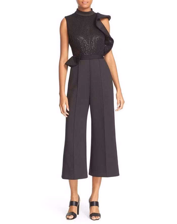 Dáng cao, người mảnh. Hãy chọn một bộ jumpsuit quần dài, ống rộng. Nếu chọn được dáng suông lại càng đẹp. Những bộ như này sẽ làm cho chiều cao của bạn cân đối hơn.