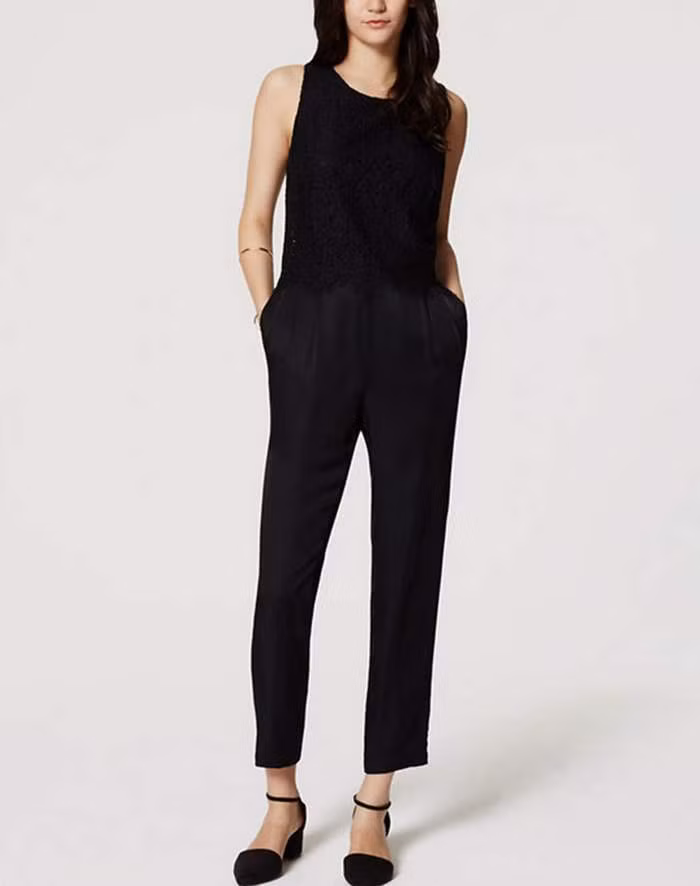 Dáng người gầy, nhỏ. Hãy thử một chiếc jumpsuit dáng cộc, thiết kế ngắn. Bộ jumpsuit này sẽ tăng vẻ đẹp và gợi cảm cho đôi chân. Bạn cũng nên chọn những bộ có họa tiết trẻ trung.