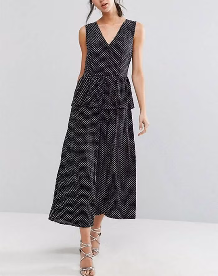 Bạn cũng không nên chọn một bộ jumpsuit dài quá mắt cá chân, sẽ chỉ làm cho bạn giống như quấn một đống vải trên người. Một bộ jumpsuit vừa phải đến mắt cá và kết hợp cùng một đôi xăng đan dây để làm lộ đôi chân sẽ khiến bộ trang phục đắt giá hơn nhiều.