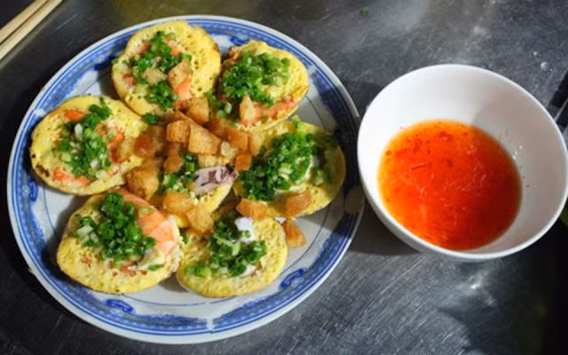 Bánh làm từ bột gạo, mỡ hành, nhân thì có trứng cút hoặc trứng gà đánh nhuyễn. Khách có thể húp nước chấm mà không lo mặn bởi vị của nó rất ngon, vừa ăn. Ảnh: Foody.vn.