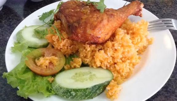 2. Cơm gà. Nói đến món ăn này chắc chắn gà ta là chủ đạo. Gà sau khi được tẩm ướp sẽ được chiên ngập dầu. Ăn kèm cơm chiên vàng, nước chấm, rau trộn và sốt mayonnaise ngon và béo. Ảnh: Foody.vn