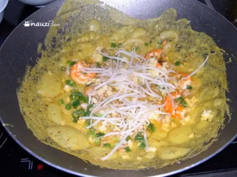 3. Bánh xèo chảo. Chỉ cần nhìn cũng đủ no, ăn rồi mới thấy nó tuyệt thế nào. Khuôn bánh là cái chảo lớn, bột được tráng một lớp mỏng vừa phải, không quá dày, nhân bỏ đầy đặn giá hẹ, tôm, thịt, mực, trứng cút. Ảnh: Nauzi.com.