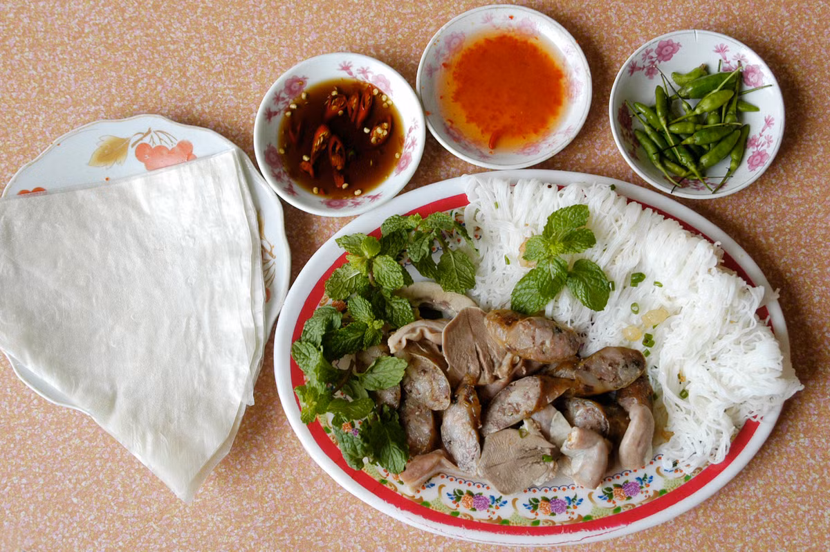 7. Bánh hỏi lòng heo: Loại bánh này dùng để ăn sáng. Khi ăn, bánh mới được phết một lớp mỡ hành, rắc một chút hành khô lên trên. Ảnh: Bazantravel.com.