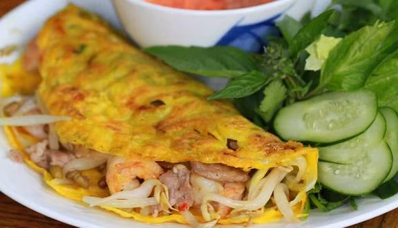 Món này ăn kèm rau sống và dưa góp cực kỳ hợp khẩu vị, kèm theo đó là bát nước chấm chua chua ngọt ngọt, trộn chung lại rồi chan thêm nước mắm là thưởng thức thôi. Ảnh: Foody.vn.