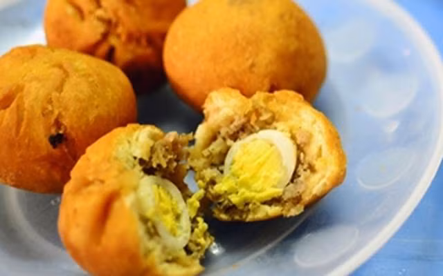 4. Bánh bao chiên: Bánh bao có vỏ rất mỏng, nhân thì đầy ắp những nguyên liệu ngon, ăn không biết ngán, chấm kèm nước tương cực kỳ ngon. Ảnh: lambanh365.com.