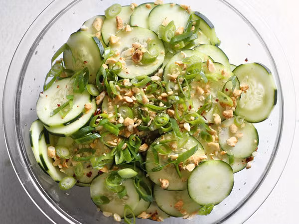 4. Salad dưa chuột trộn lạc. Nguyên liệu: Dưa chuột, lạc, tỏi, ớt, dấm, muối, đường, dầu mè. Rửa sạch dưa chuột và thái miếng nhỏ vừa đủ. Ớt, tỏi được rửa sạch băm nhỏ. Ảnh: youtube.vn.