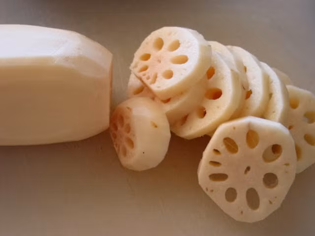 Luộc lạc chín, bóc bỏ sau đó để ráo nước.Trộn đều dưa chuột và lạc, cho thêm các nguyên liệu như tỏi, giấm, muối, đường và dầu mẹ. Để một lát cho dưa chuột ngấm gia vị và thưởng thức. Ảnh: aFamily.vn.